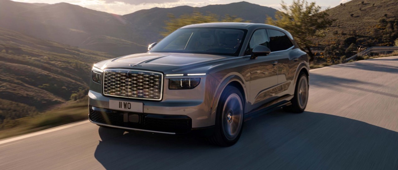 Bentley Torcal в цвете Astral на горной дороге — официальная фотография Bentley Motors